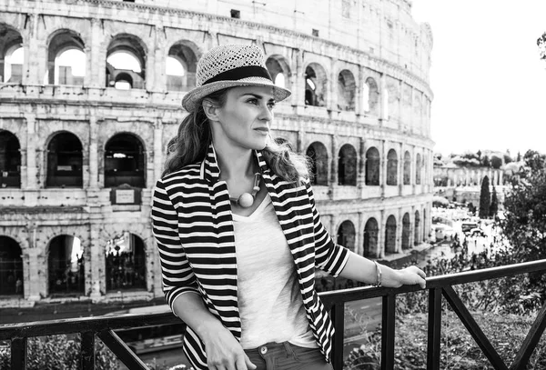 Roman Holiday Elegante Reiziger Vrouw Aan Voorkant Van Colosseum Rome — Stockfoto