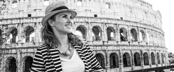 Römischer Feiertag Glückliche Moderne Frau Vor Dem Kolosseum Rom Italien — Stockfoto