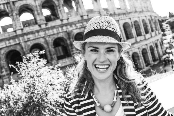 Roma Tatili Mutlu Genç Kadının Yanına Kolezyum Roma Talya — Stok fotoğraf