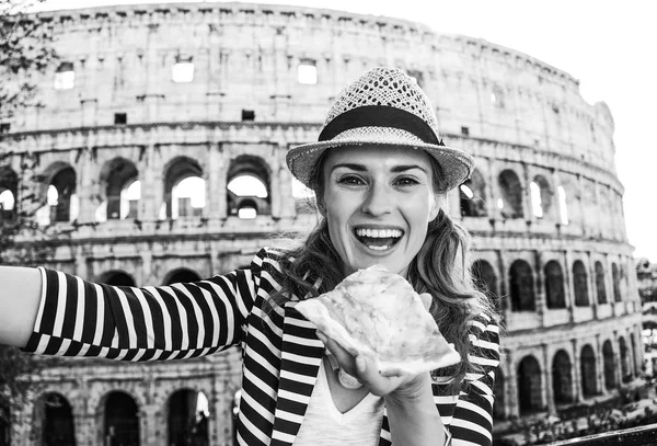 Felice Giovane Turista Roma Italia Con Fetta Pizza Scattare Selfie — Foto Stock
