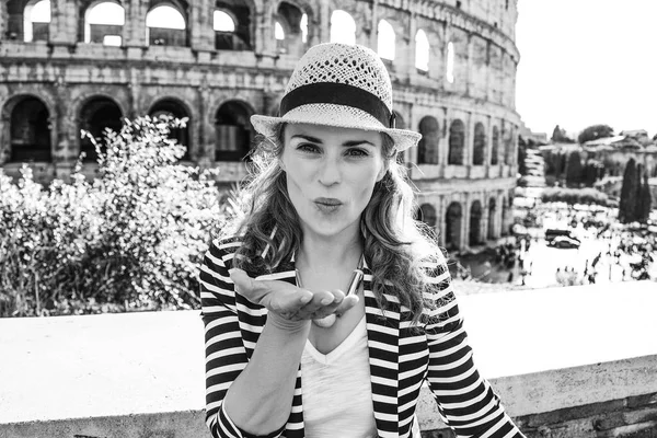 Διακοπές Στη Ρώμη Χαμογελαστή Γυναίκα Της Trendy Ταξιδιώτη Ρώμη Ιταλία — Φωτογραφία Αρχείου