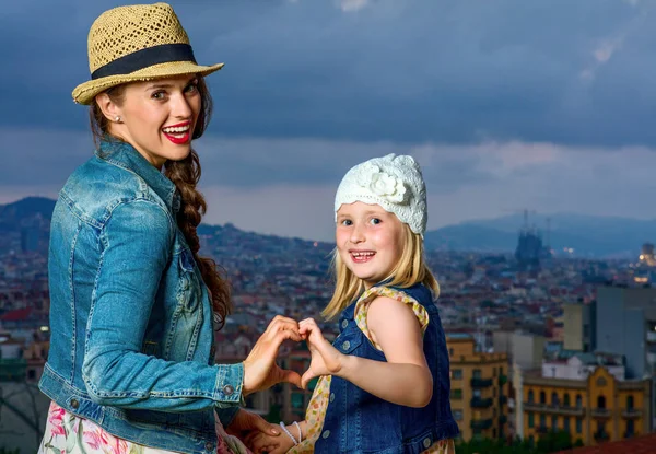바르셀로나의 우아한 어머니와 여행자의 초상화 — 스톡 사진