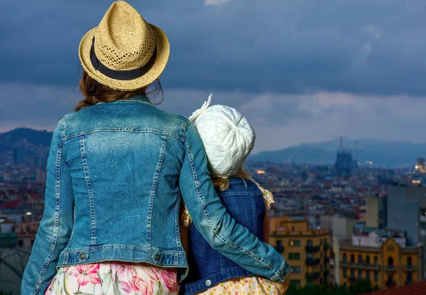 Visto Trás Mãe Moderna Crianças Viajantes Contra Panorama Cidade Barcelona — Fotografia de Stock