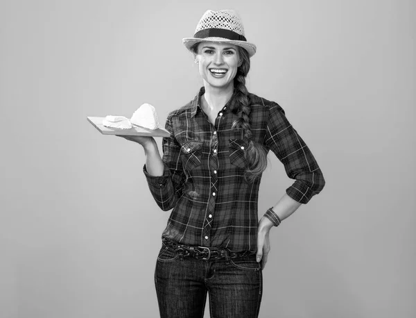 Comida Saludable Mesa Retrato Mujer Agricultora Moderna Sonriente Con Camisa — Foto de Stock