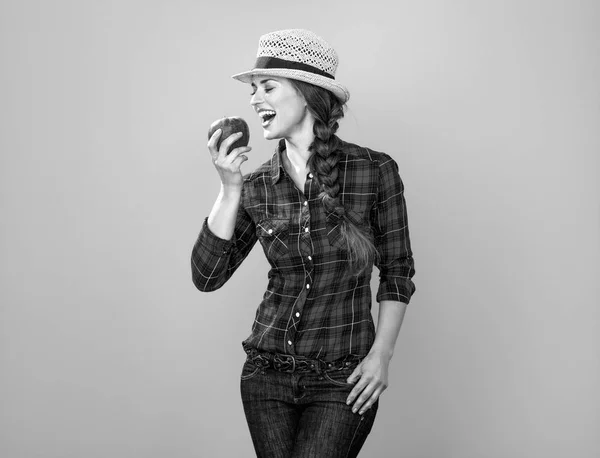 Portrait Smiling Young Woman Grower Checkered Shirt Eating Apple — Stock Photo, Image