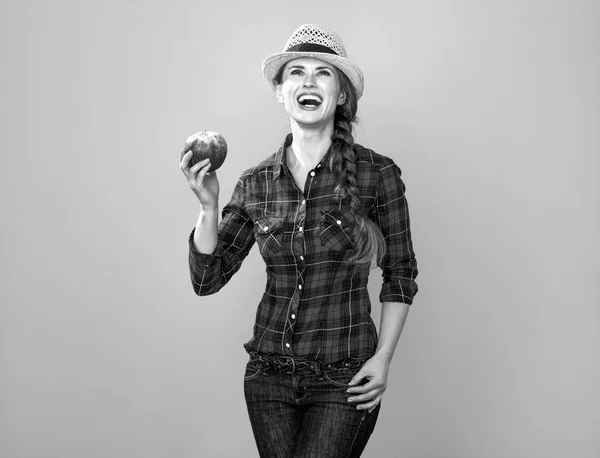 Retrato Sorrindo Mulher Moderna Cultivador Camisa Quadriculada Com Uma Maçã — Fotografia de Stock
