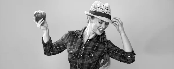 Retrato Mujer Agricultora Moderna Feliz Camisa Cuadros Bailando Con Una — Foto de Stock