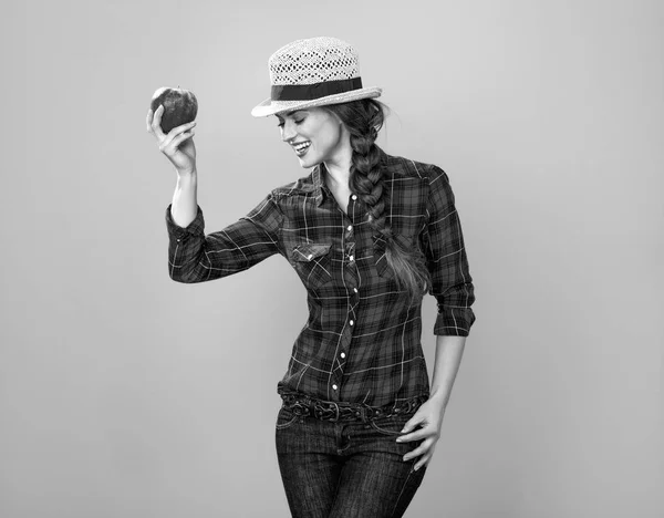 Портрет Счастливой Современной Женщины Производителя Клетчатой Рубашке Позирующей Яблоком — стоковое фото