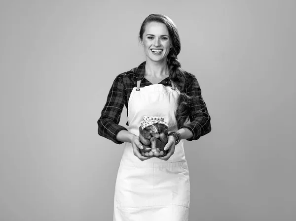 Retrato Una Joven Agricultora Sonriente Con Delantal Que Muestra Frasco —  Fotos de Stock