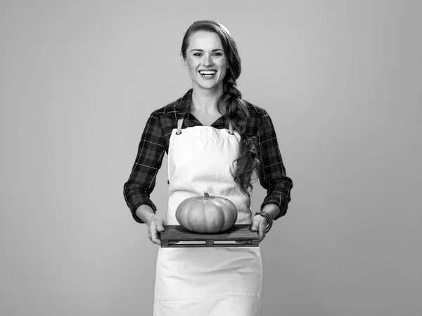 Mutlu Modern Kadın Aşçı Giyen Önlük Kabak Gösterilen Portresi — Stok fotoğraf