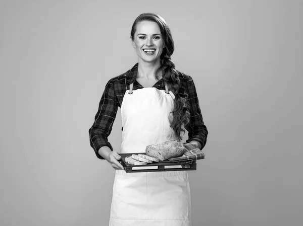 Retrato Cocinera Moderna Feliz Usando Delantal Mostrando Pan Fresco Rodajas —  Fotos de Stock
