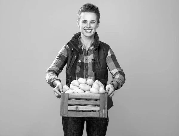 Porträt Einer Glücklichen Jungen Bäuerin Karierten Hemd Mit Kartoffelkiste — Stockfoto