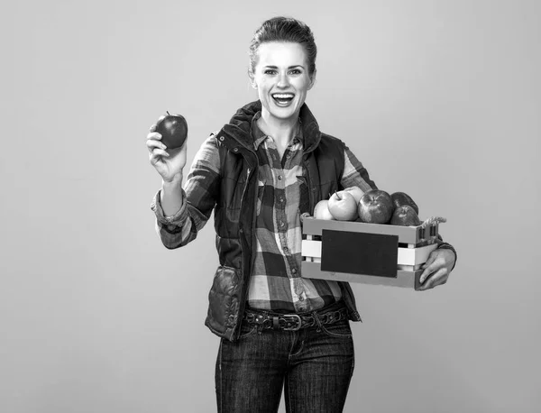 Retrato Una Joven Cultivadora Sonriente Camisa Cuadros Con Caja Manzanas — Foto de Stock