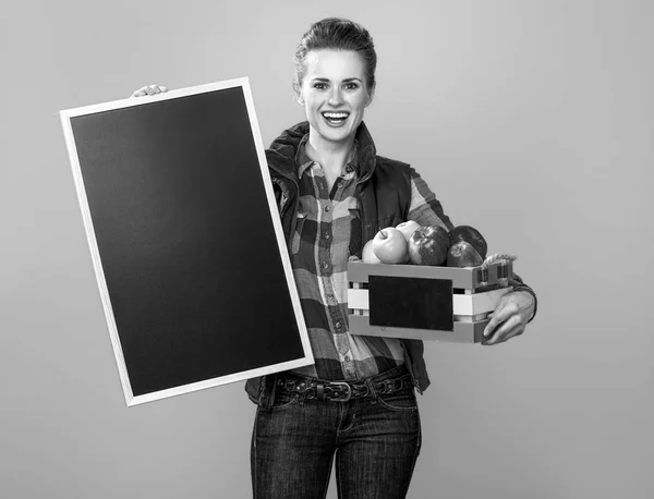 Retrato Mujer Agricultora Moderna Sonriente Camisa Cuadros Con Caja Manzanas — Foto de Stock