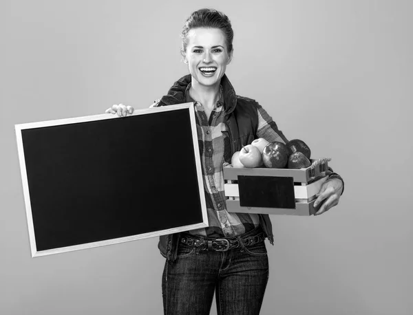 Retrato Agricultora Moderna Feliz Camisa Cuadros Con Caja Manzanas Mostrando — Foto de Stock