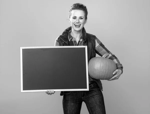 Portrait Agricultrice Moderne Souriante Chemise Carreaux Avec Citrouille Montrant Tableau — Photo