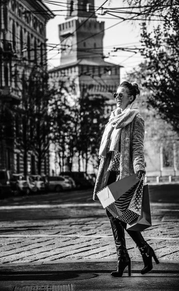 Full Length Portrait Cheerful Trendy Tourist Woman Fur Coat Sunglasses — Stock Photo, Image