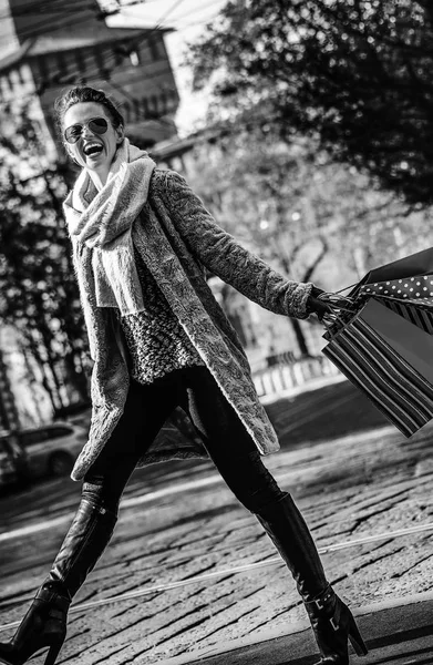 gülümseyen zarif kadın kürk manto ve Milan, İtalya, yürüyüş güneş gözlüğü