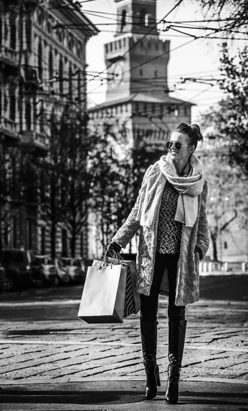 Retrato Larga Duración Mujer Viajera Moda Feliz Abrigo Piel Gafas — Foto de Stock