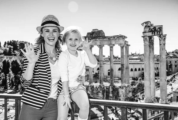 Sorridente Moderno Mãe Criança Turistas Perto Fórum Romano Roma Itália — Fotografia de Stock