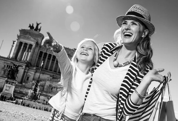 Glimlachend Moderne Moeder Dochter Reizigers Tegen Palazzo Venezia Rome Italië — Stockfoto