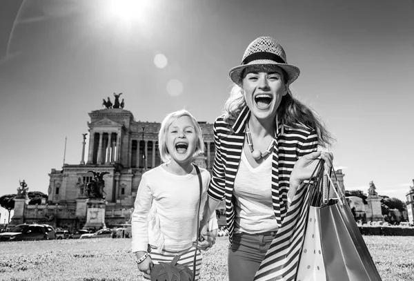 現代母とショッピング バッグのローマ イタリアのベネチア宮前子出張を笑顔の肖像画 — ストック写真