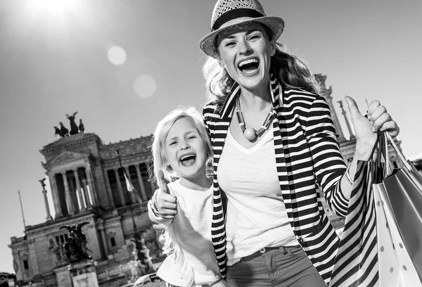 Glimlachend Stijlvolle Moeder Kind Reizigers Piazza Venezia Rome Italië Met — Stockfoto