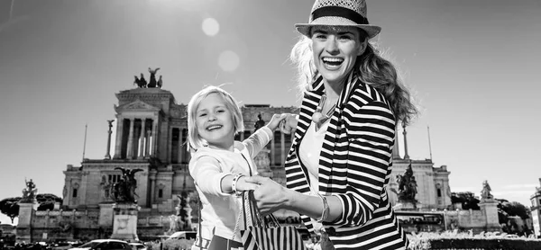 Feliz Moda Mãe Filha Turistas Piazza Venezia Roma Itália Com — Fotografia de Stock