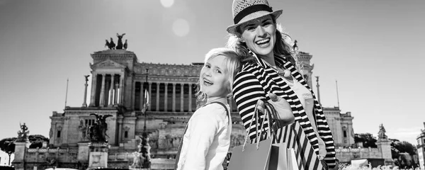 Retrato Jovens Viajantes Felizes Mãe Filha Roma Itália Com Sacos — Fotografia de Stock