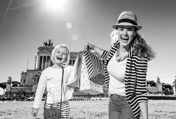 Feliz Moda Mãe Criança Viajantes Frente Palazzo Venezia Roma Itália — Fotografia de Stock