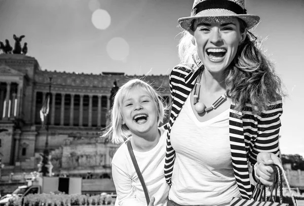意大利罗马威尼斯广场的微笑时髦的母亲和女儿的肖像 — 图库照片