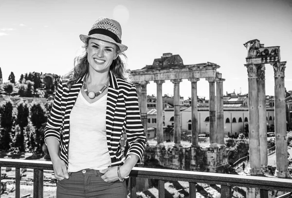 Férias Romanas Retrato Sorrindo Mulher Turística Elegante Frente Fórum Romano — Fotografia de Stock