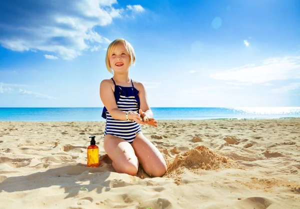 Güneş Güzellik Öptü Sağlıklı Çocuk Beachwear Eğleniyor Sahil Üzerinde Zaman — Stok fotoğraf