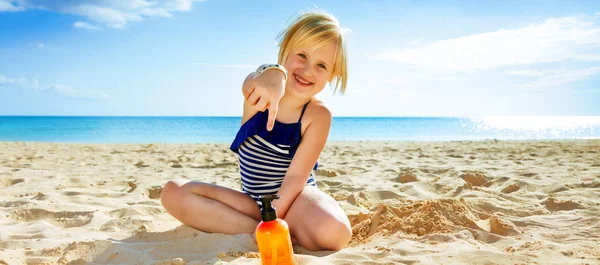 Sun Besó Belleza Feliz Niño Sano Traje Baño Playa Apuntando —  Fotos de Stock