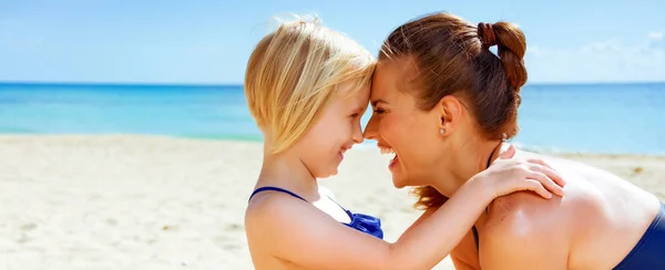 Sonne Küsste Schönheit Glückliche Gesunde Mutter Und Kind Badeanzug Meeresufer — Stockfoto