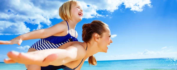Sonne Küsste Schönheit Fröhliche Gesunde Mutter Und Tochter Badebekleidung Meeresufer — Stockfoto