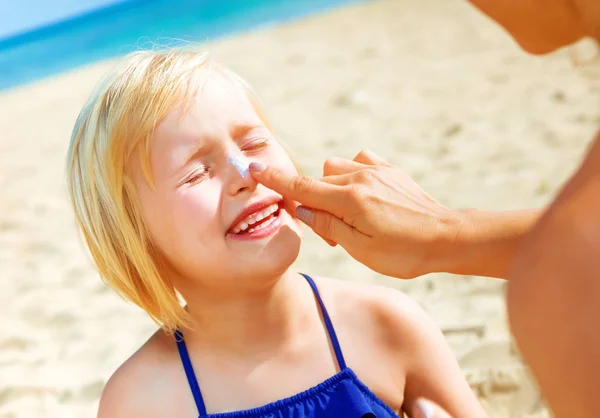 Sol Beijou Beleza Feliz Jovem Mãe Filha Maiô Praia Aplicando — Fotografia de Stock