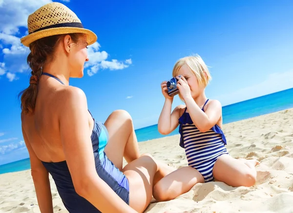 Zon Kuste Schoonheid Jonge Moeder Dochter Beachwear Aan Kust Met — Stockfoto