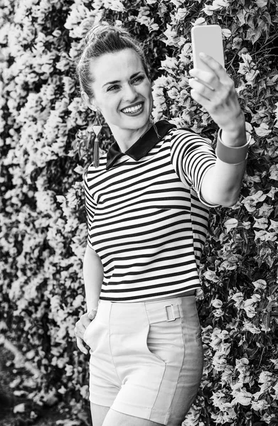 Retrato Mulher Jovem Descontraída Shorts Camisa Listrada Frente Flores Com — Fotografia de Stock