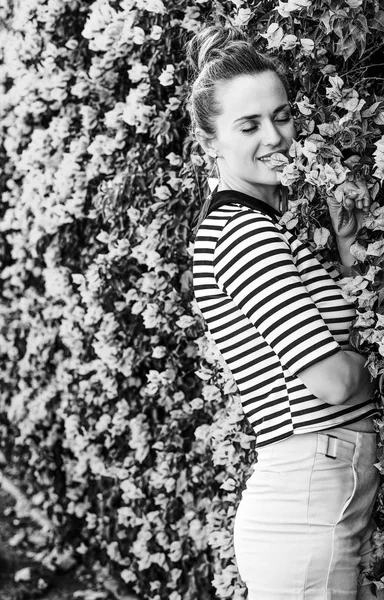 Портрет Расслабленной Молодой Женщины Шортах Полосатой Рубашке Перед Цветами — стоковое фото