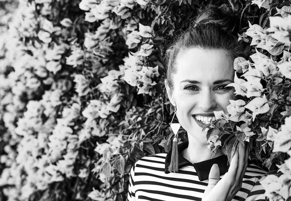 Şort Çizgili Gömlek Çiçekler Önünde Rahat Genç Kadın Portresi — Stok fotoğraf