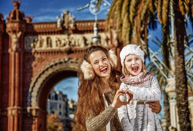 Genç Anne ve çocuk kalp şeklinde eller gösterilen Barcelona, İspanya gülümseyen portresi