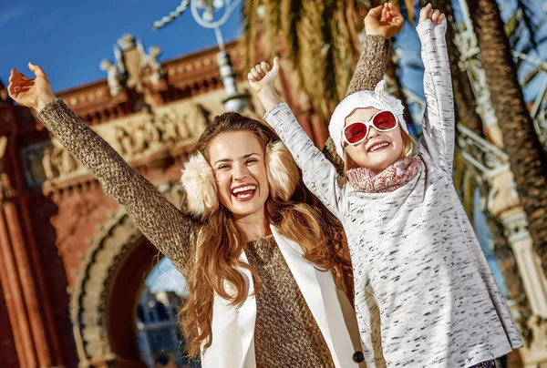 Feliz Mãe Moda Criança Perto Arco Triunfo Barcelona Espanha Regozijo — Fotografia de Stock
