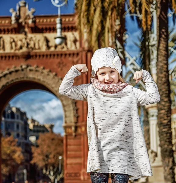 Retrato Comprimento Total Criança Feliz Moda Perto Arco Triunfo Barcelona — Fotografia de Stock