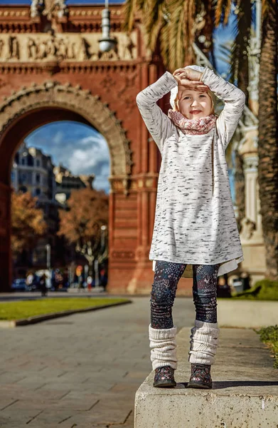 Volledige Lengte Portret Van Lachende Trendy Kind Barcelona Spanje Staande — Stockfoto