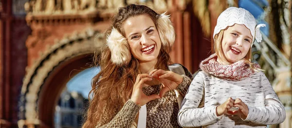 Portrait Smiling Trendy Mother Child Barcelona Spain Showing Heart Shaped — Stock Photo, Image