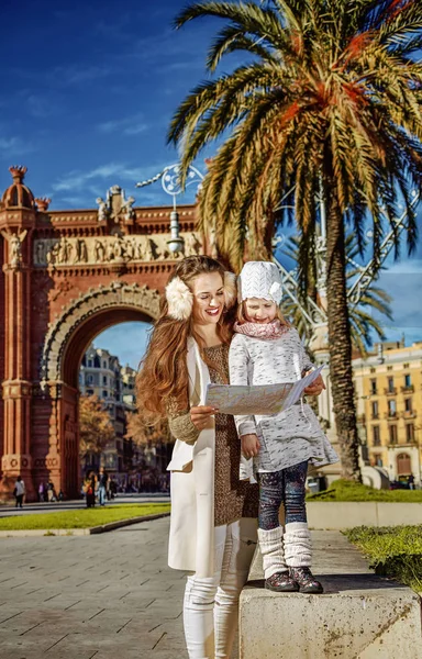 Felice Giovane Madre Bambino Vicino Arc Triomf Barcellona Spagna Guardando — Foto Stock