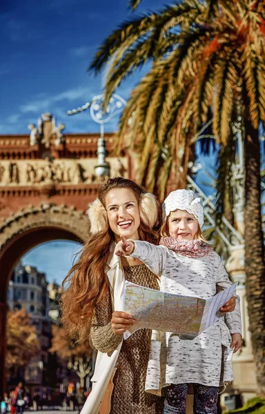 現代母と子凱旋バルセロナ スペインのマップを保持し ポイントの近くの肖像画 — ストック写真