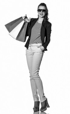 Lüks alışveriş. Fransız yolu. Tam uzunlukta alışveriş torbaları beyaz arka plan üzerinde poz güneş gözlüğü ile gülümseyen genç kadın portresi