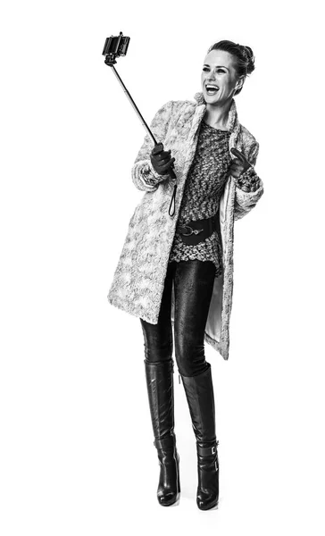 Зимние Вещи Полный Портрет Улыбающейся Молодой Женщины Зимнем Пальто Изолированной — стоковое фото